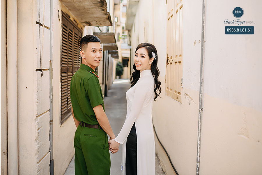 Hình ảnh cặp đôi trong quân phục công an trong ngày cưới thật sự tràn đầy năng lượng và tự hào. Điều này chứng tỏ tình yêu và sự tôn trọng của họ cho đất nước,tình người và việc làm của mình. Hãy cùng bấm vào hình ảnh và ngắm nhìn vẻ đẹp của họ, đồng thời cảm nhận tình yêu và nghiệp cảnh công an đáng tự hào của quân đội nhân dân Việt Nam!