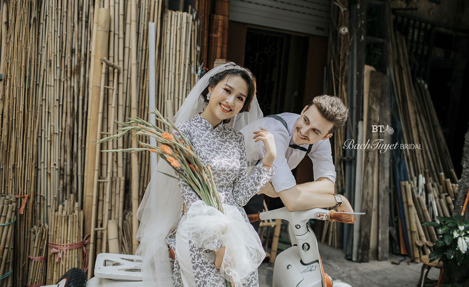 Chụp ảnh cưới đường phố Hà Nội phong cách vintage tại Bạch Tuyết Bridal