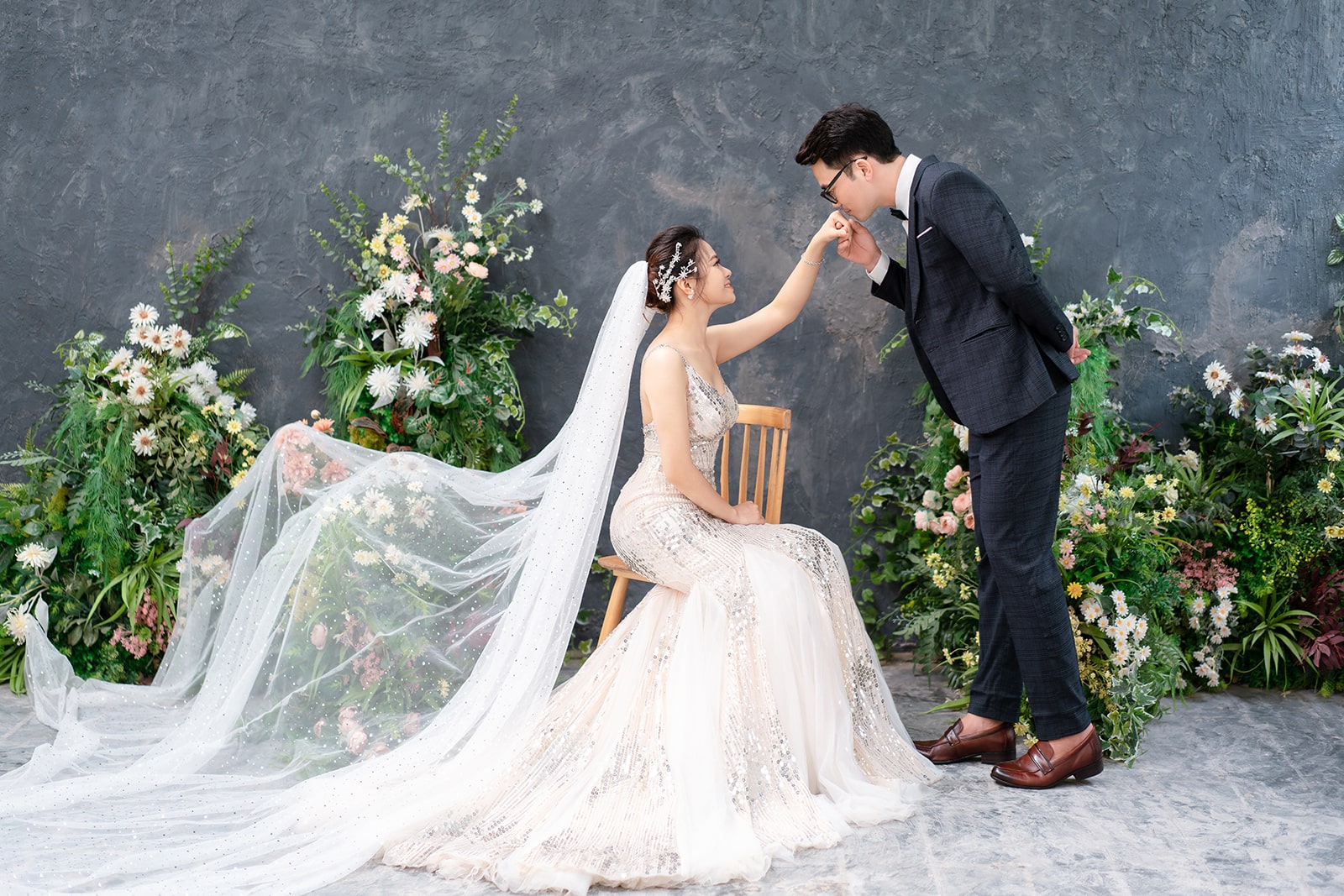 Cận cảnh váy cưới 100 triệu thiết kế riêng cô dâu Hạnh Trần