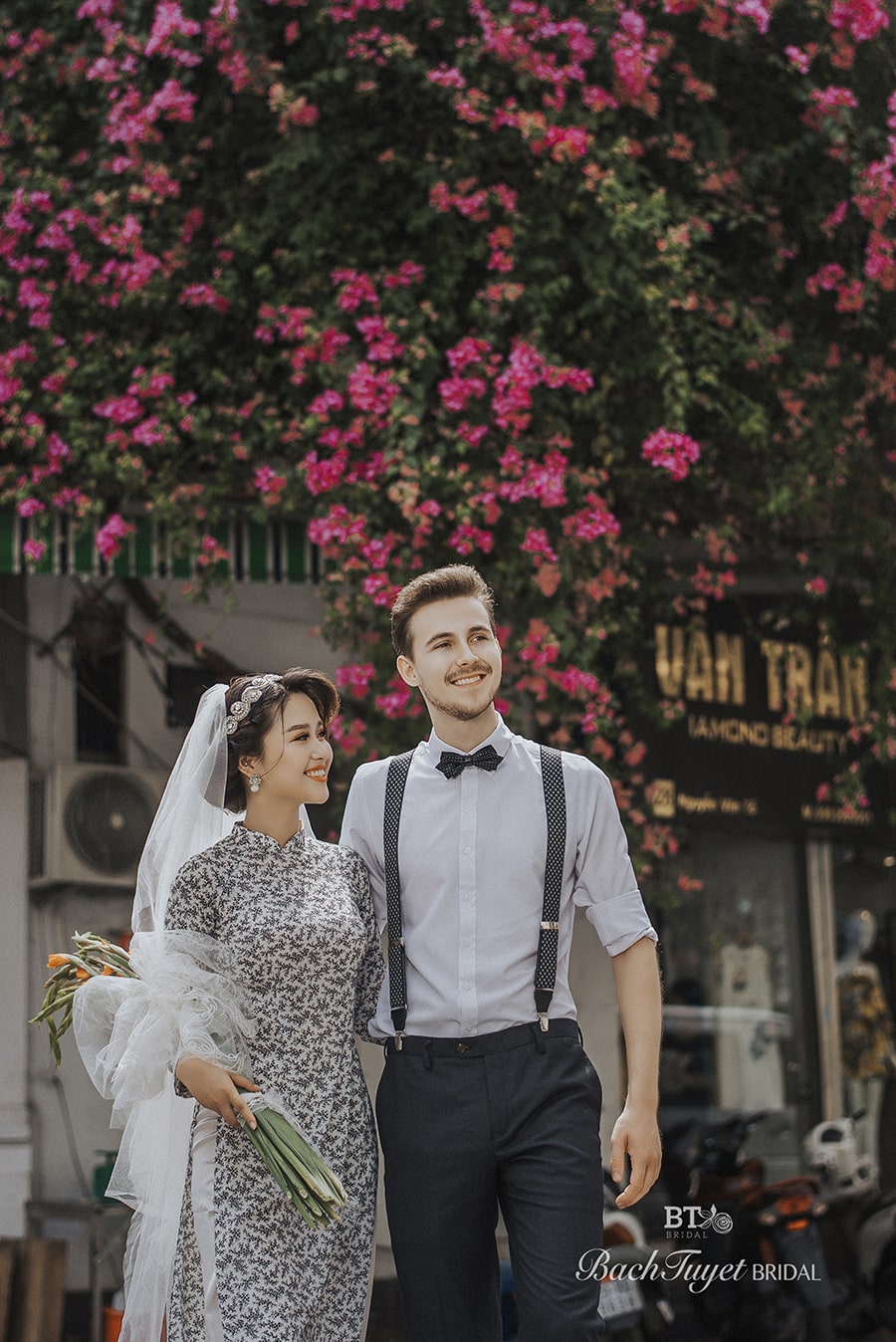 16 mẫu áo dài cưới truyền thống đang là lựa chọn của cặp đôi