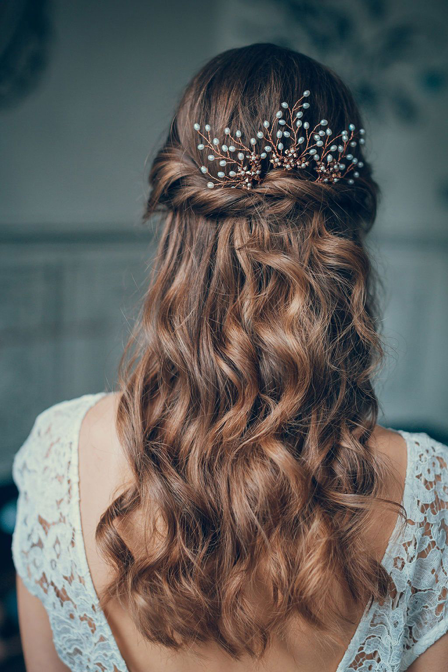 Bạn muốn tóc cô dâu của mình đơn giản mà vẫn đẹp như mơ? Hãy xem hình để tìm những gợi ý về kiểu tóc đơn giản nhưng không kém phần quyến rũ để bạn tự tin lộng lẫy trong lễ cưới.