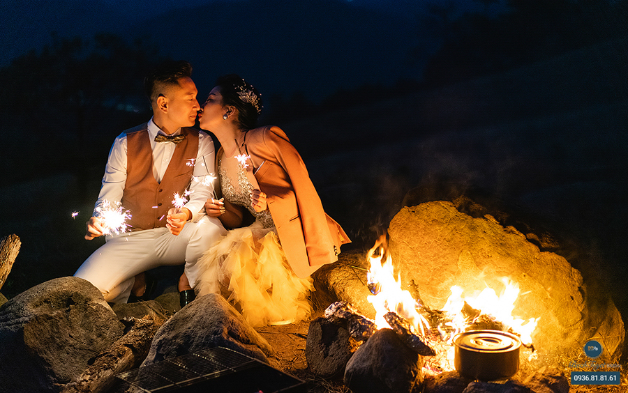 chụp ảnh cưới ban đêm với lửa trại