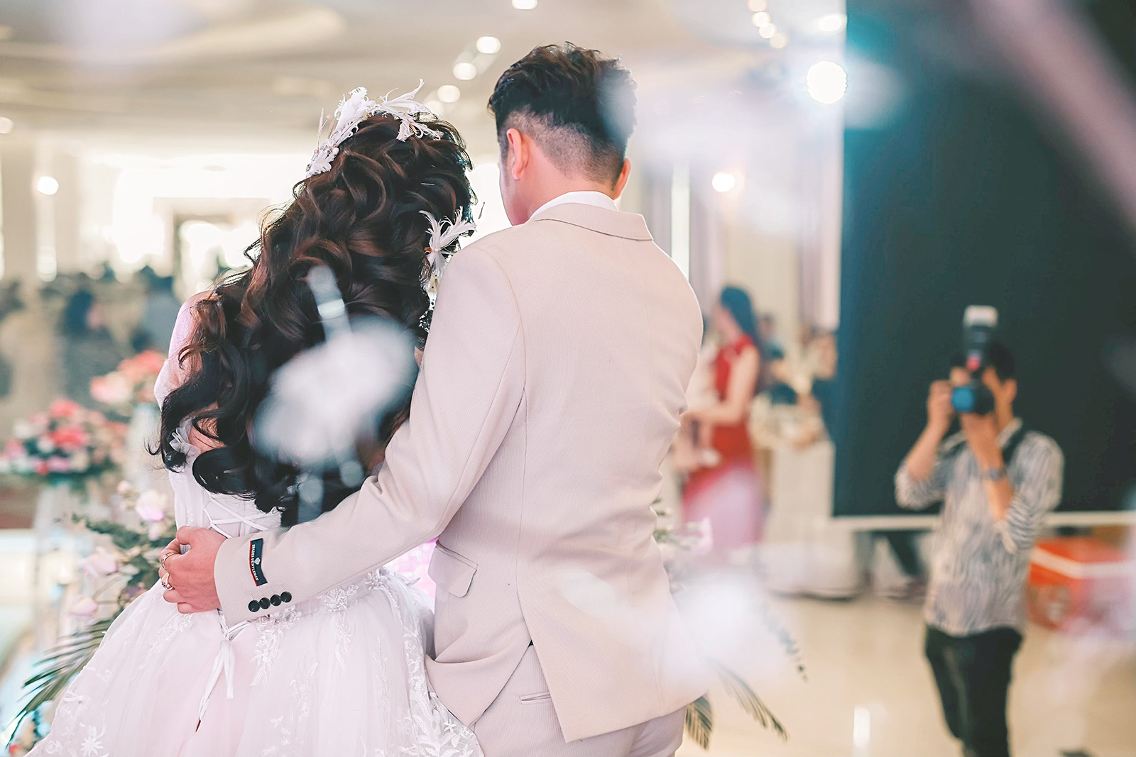 Ngày cưới nên chọn quay phóng sự cưới hay quay phim truyền thống?