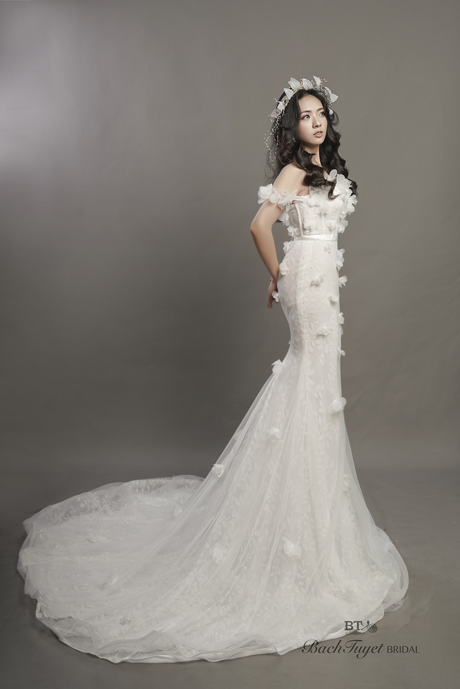 Nhà thiết kế hé lộ chi tiết đặc biệt váy cưới cô dâu trăm tỷ - 2sao