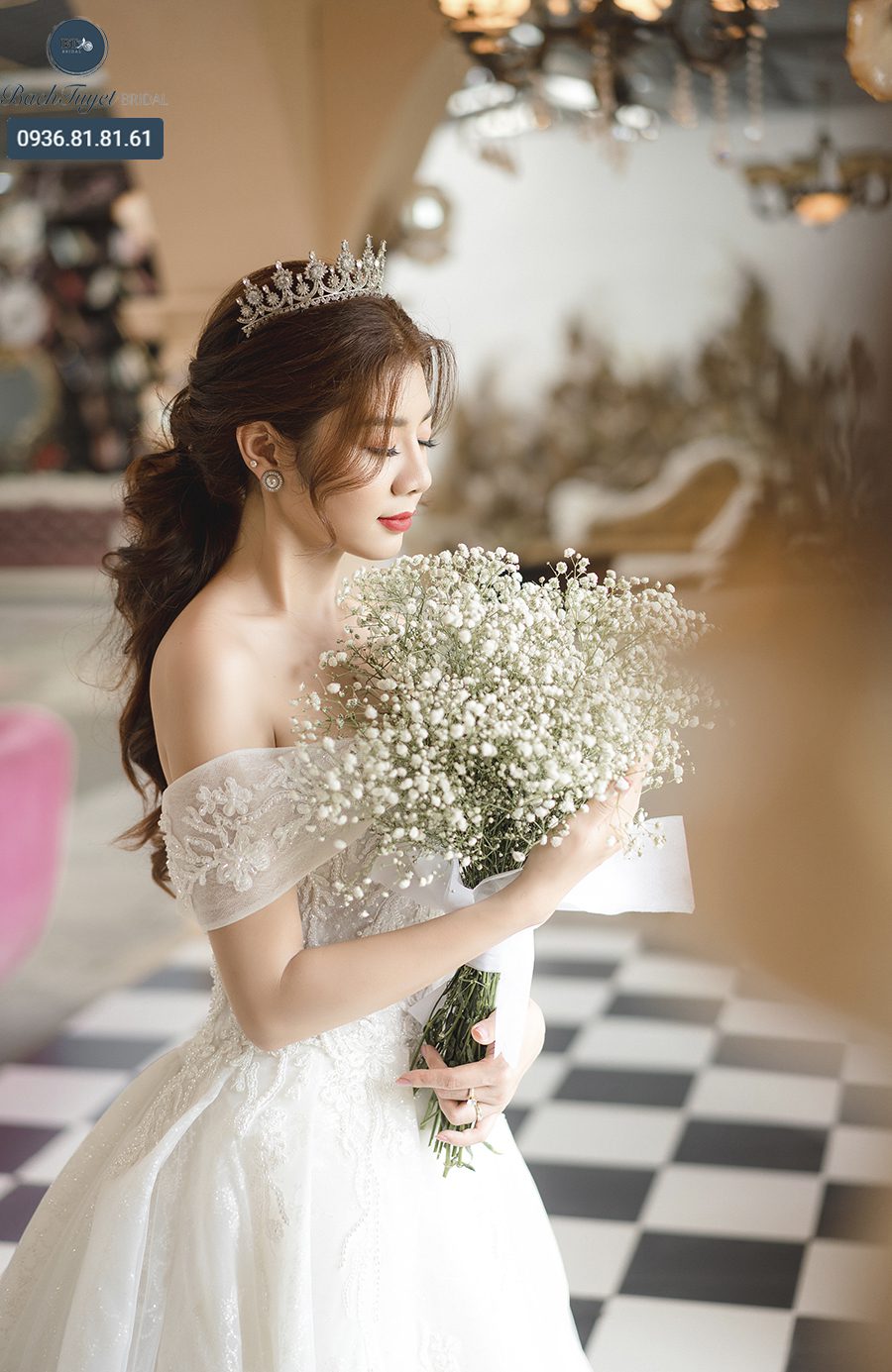 Một chiếc tóc cô dâu xõa nhẹ nhàng và đẹp lộng lẫy sẽ khiến cho cô dâu tỏa sáng trong ngày trọng đại. Hãy đến và chiêm ngưỡng hình ảnh tuyệt đẹp này để lấy những ý tưởng tuyệt vời cho ngày cưới của bạn.