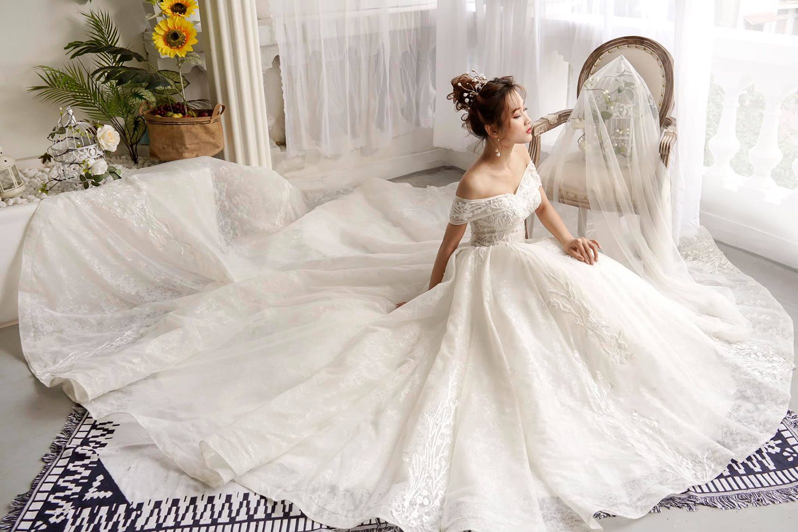 50 Mẫu váy cưới trễ vai đẹp gợi cảm dành cho cô dâu hiện đại