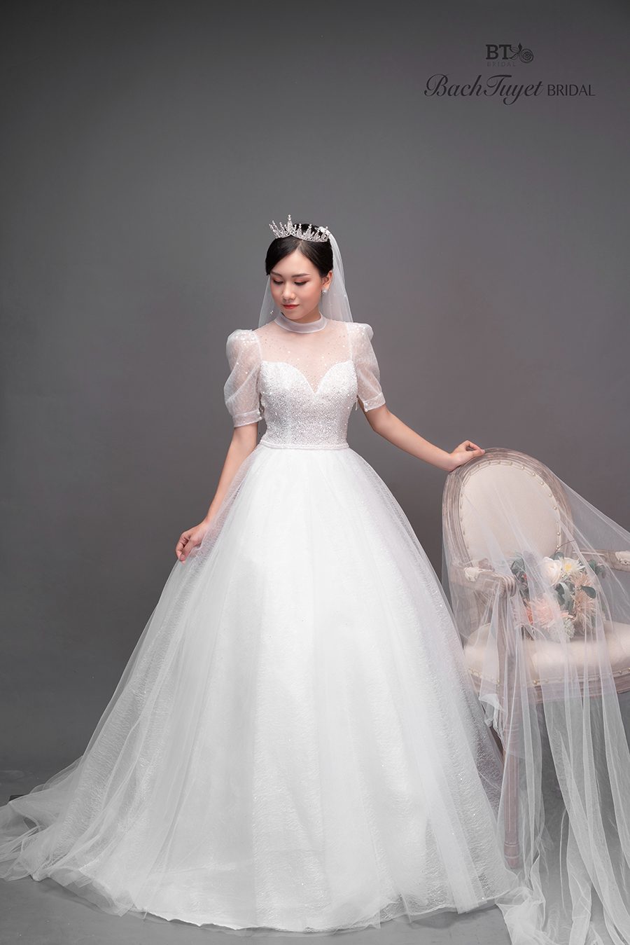 Váy cưới satin đặt may theo yêu cầu, các bông hoa làm thủ công tỉ mỉ |  Royal wedding dress, Silk wedding gown, Embroidered wedding dress