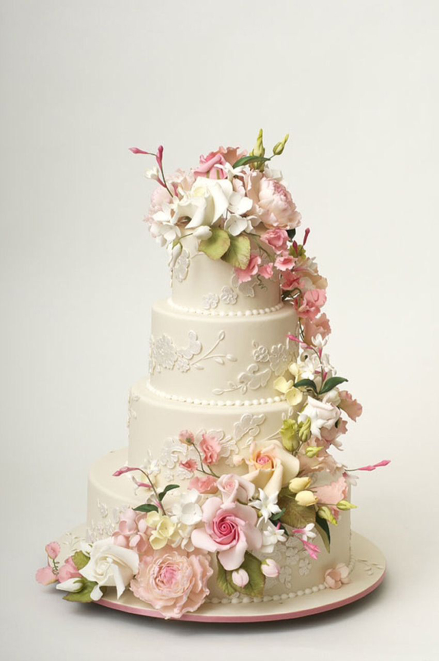 bánh cưới được trang trí với hoa tươi