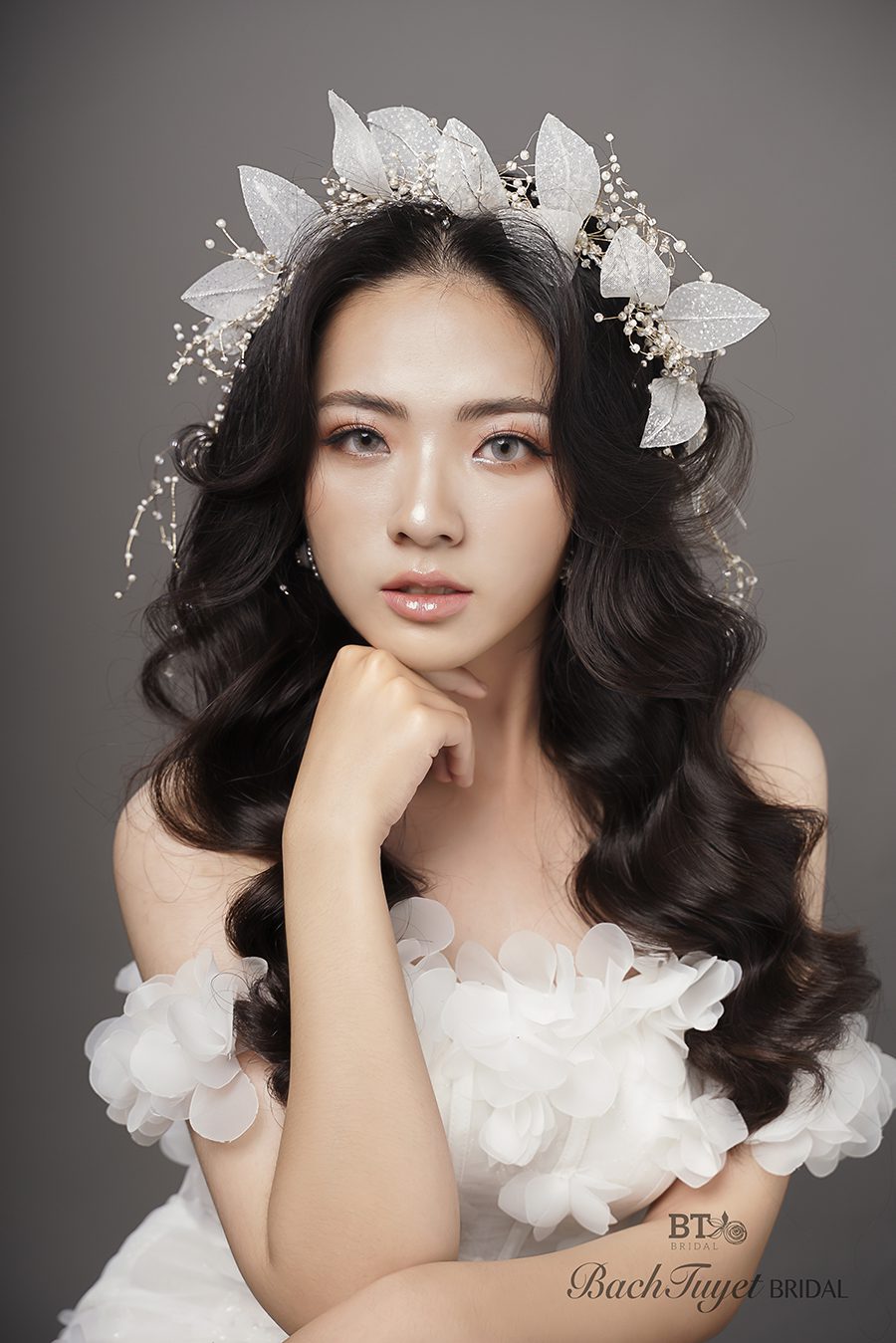 Những Kiểu Tóc Cho Cô Dâu Mặt Tròn Để Trở Nên Xinh Đẹp Hơn Trong Ngày Cưới  - Bachtuyet