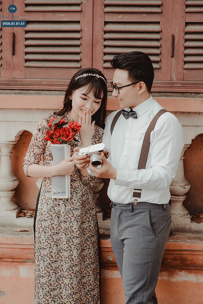 Phong cách chụp ảnh cưới retro sẽ khiến cho cặp tình nhân trở nên lôi cuốn và đặc biệt hơn. Với trang phục và phụ kiện cổ điển như nơ giấy, khăn đỏ, những bức ảnh sẽ trở nên thật sự đặc biệt và lãng mạn. Hãy để chúng tôi giúp bạn ghi lại những khoảnh khắc đáng nhớ trong ngày cưới của mình!