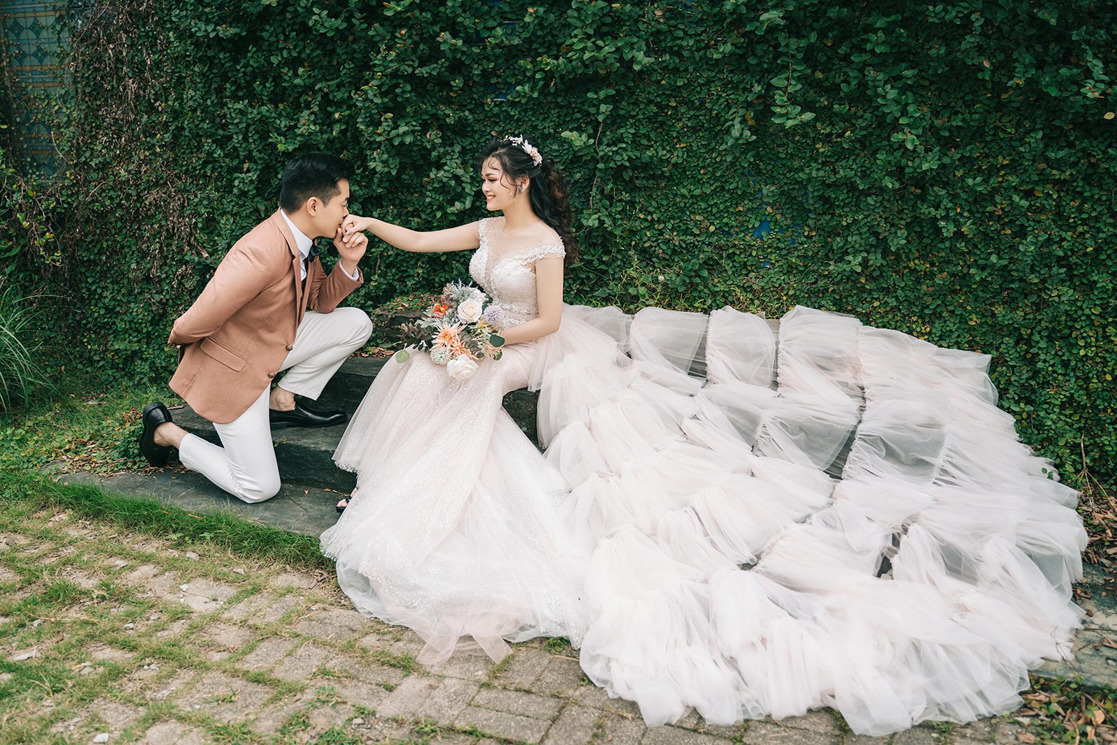 Cẩm nang mùa cưới: Những lưu ý khi chọn váy cưới cho cô dâu
