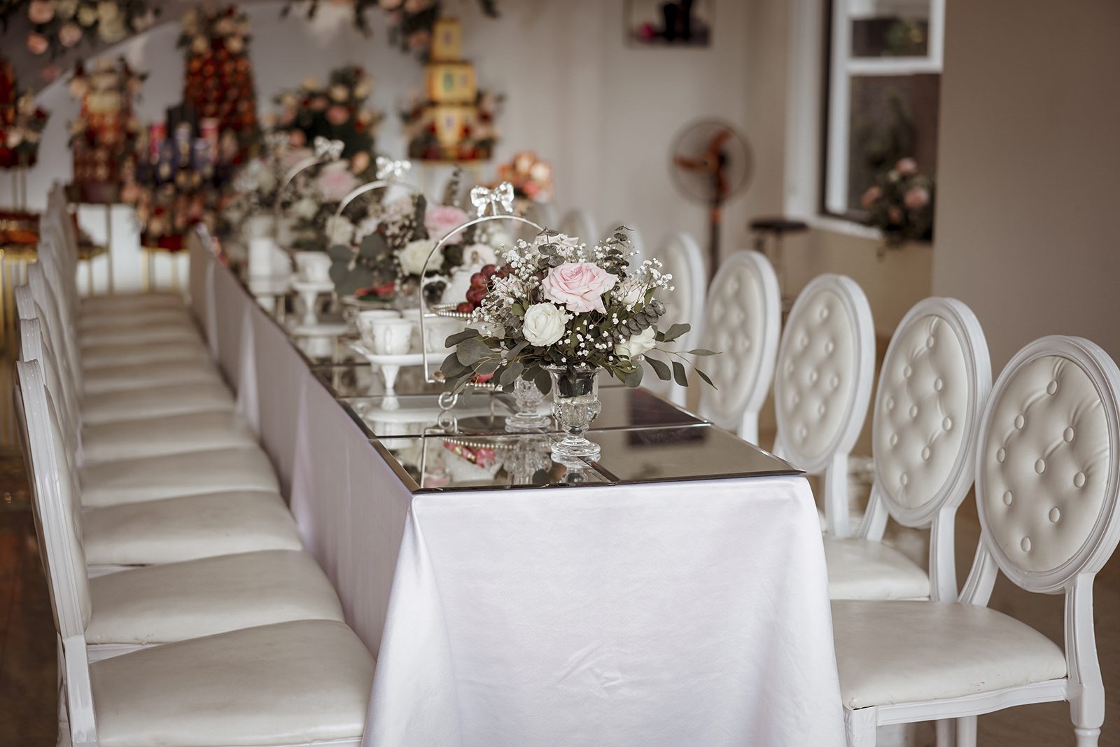 Gợi ý cách trang trí hoa để bàn đám cưới sang trọng, ấn tượng