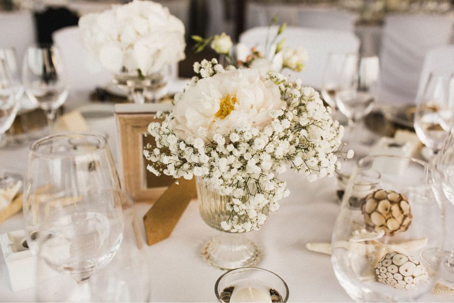 trang trí hoa để bàn đám cưới với ly, tách thủy tinh
