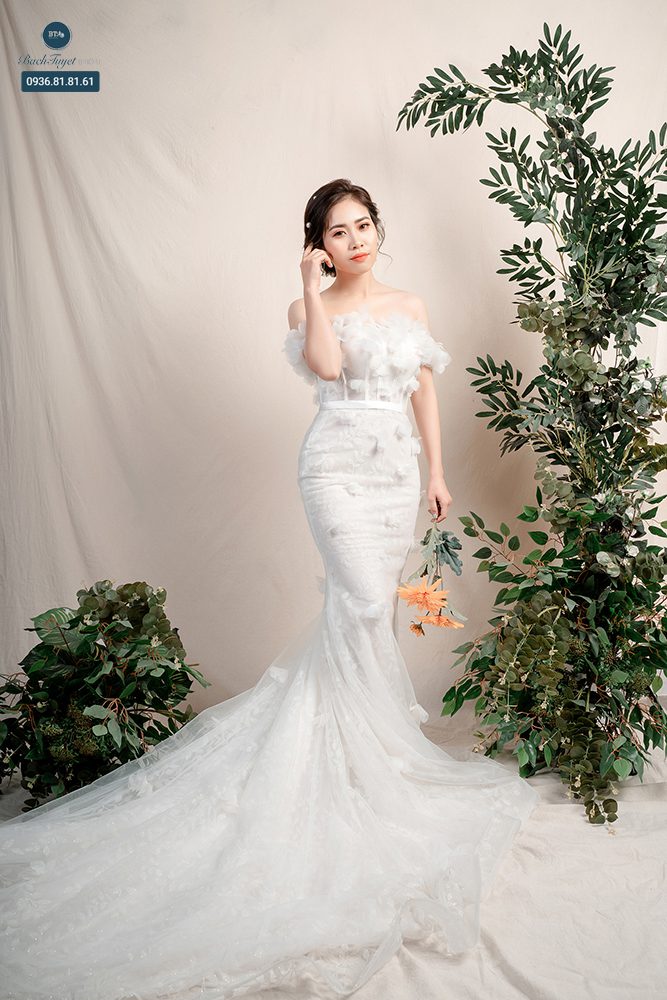 Mẫu váy cưới hở lưng đẹp, quyến rũ nhất cho mùa cưới 2020