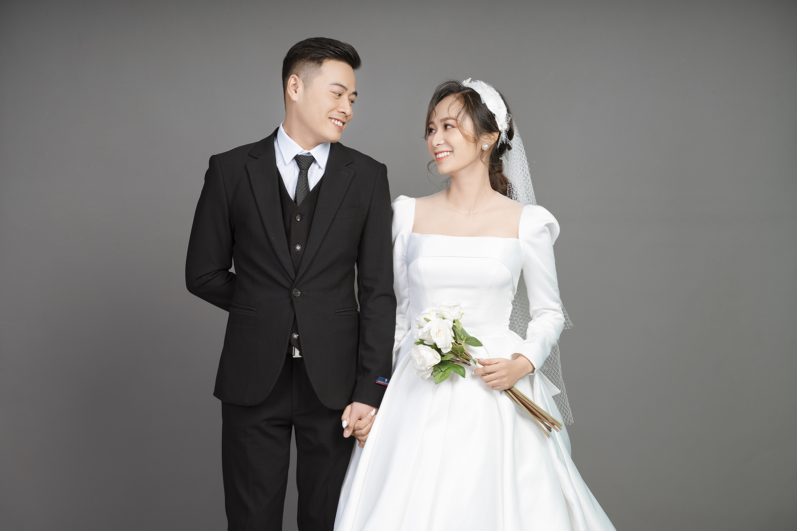 Váy cưới tối giản, tinh tế cho cô dâu mùa thu - Váy cưới cô dâu -  HappyWedding.vn