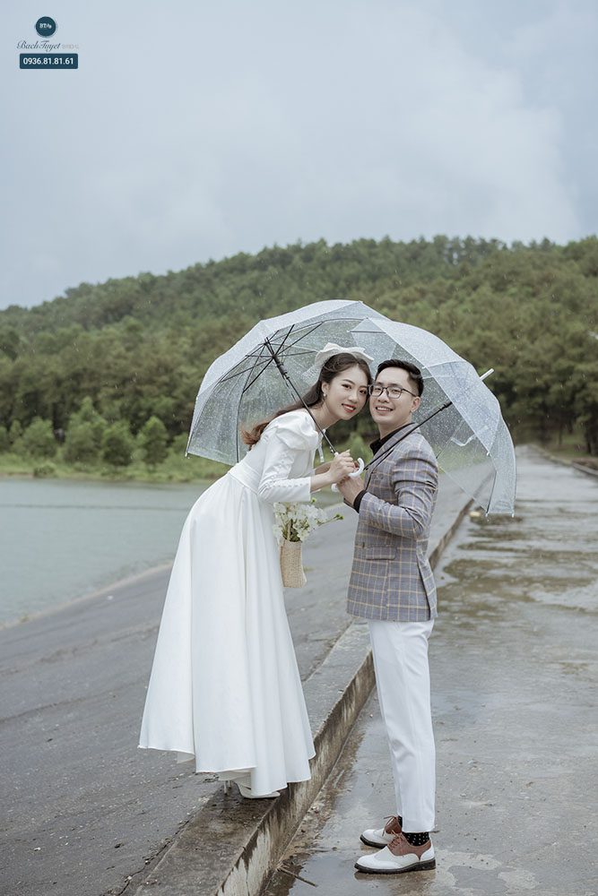 Chụp ảnh cưới với phụ kiện - những chiếc ô 