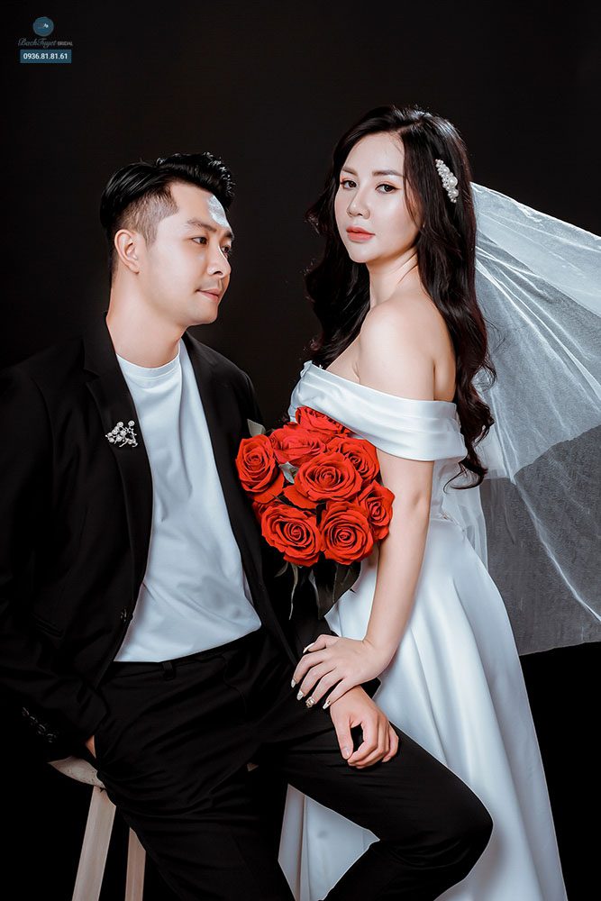 Lựa chọn trang phục phù hợp khi chụp ảnh cưới nền đen 