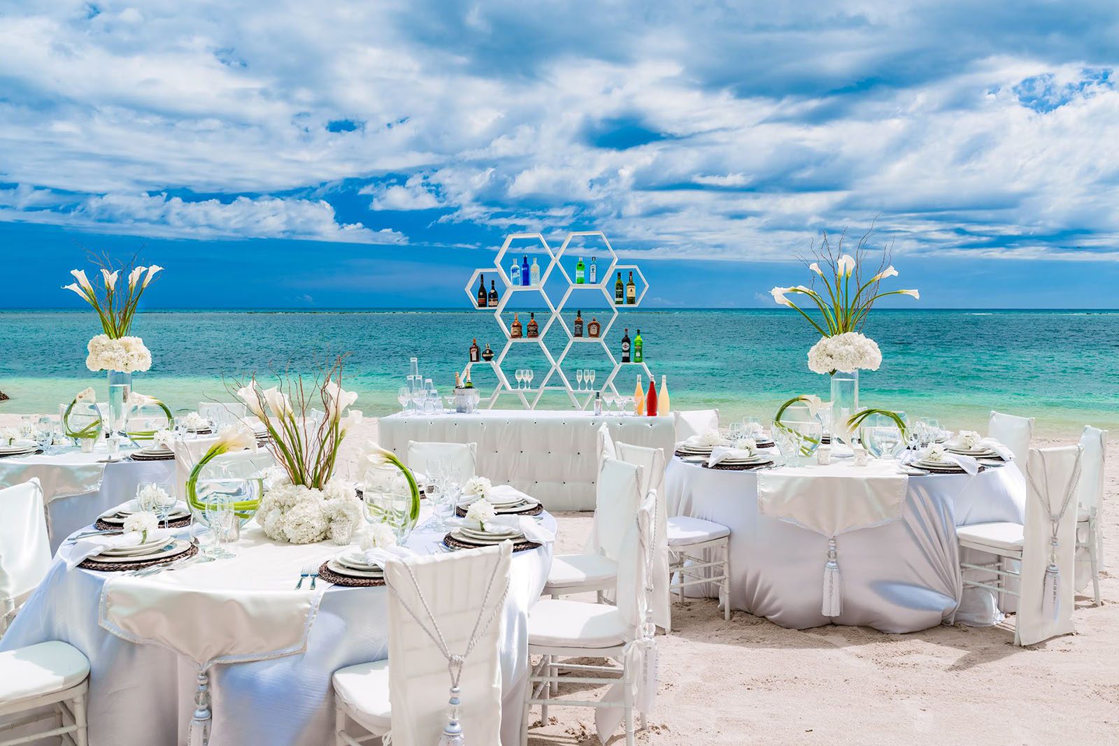 Những lưu ý “vàng” cho cặp đôi khi tổ chức tiệc cưới bãi biển