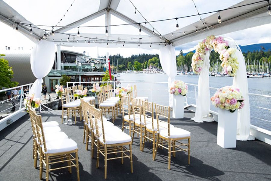 Tổ chức tiệc cưới ngoài trời trên du thuyền 