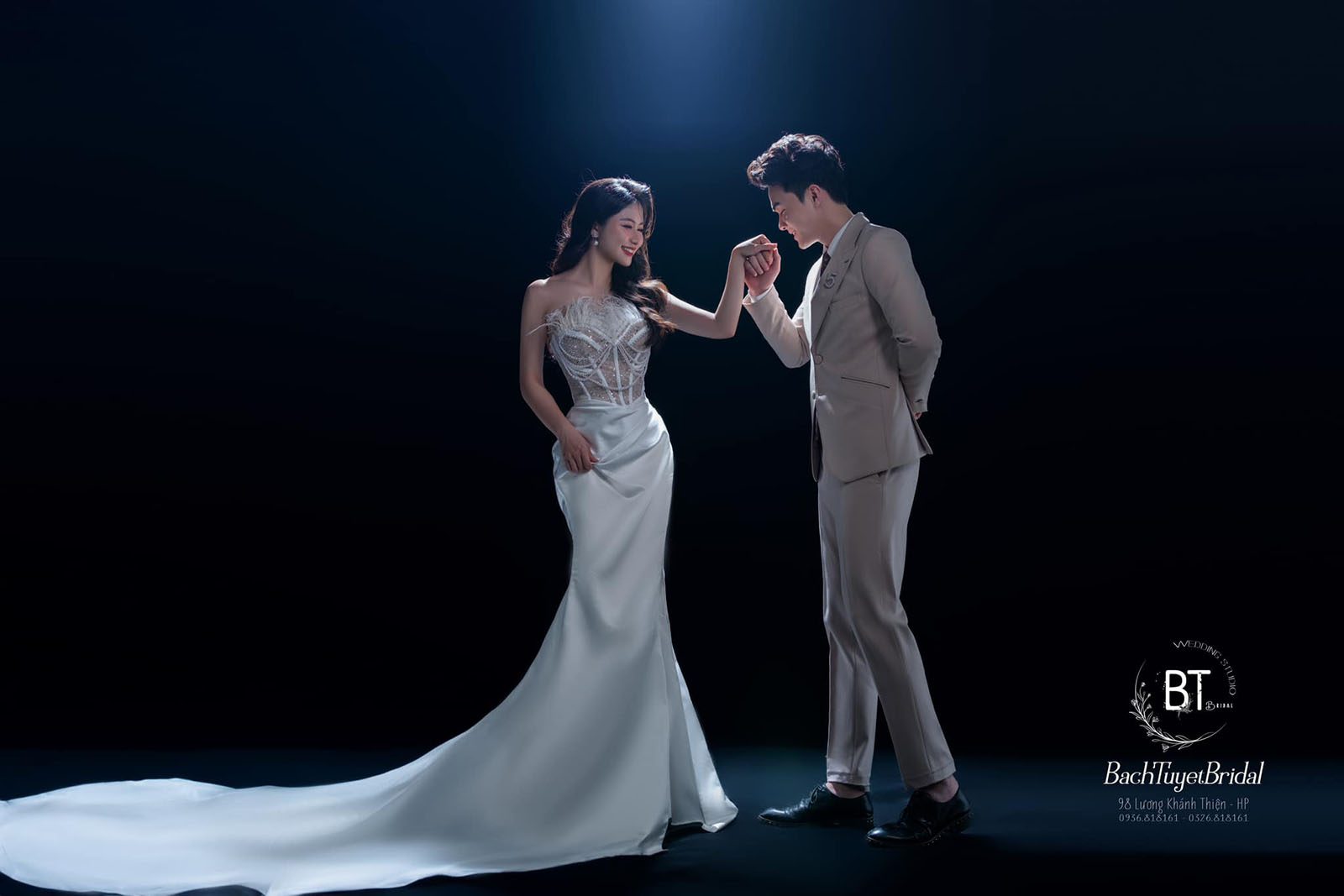 Những thiết kế váy cưới sang trọng tại Bạch Tuyết Bridal cho mùa cưới 2023