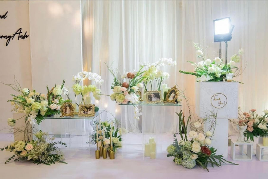 Các loại hoa trang trí bàn gallery đám cưới 