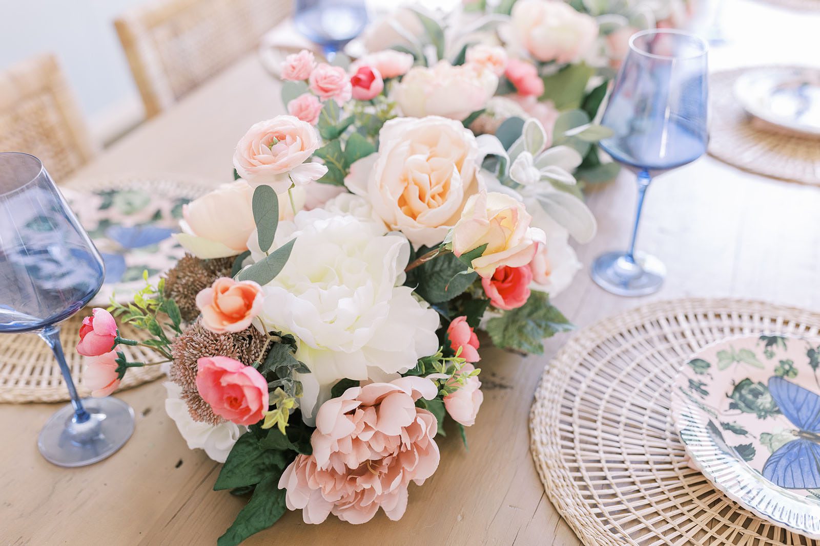 Nên dùng hoa tươi hay hoa lụa để trang trí tiệc cưới? Lựa chọn nào tốt hơn?