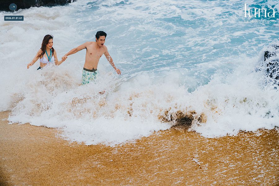 Tạo dáng chụp ảnh cưới bãi biển với sóng 