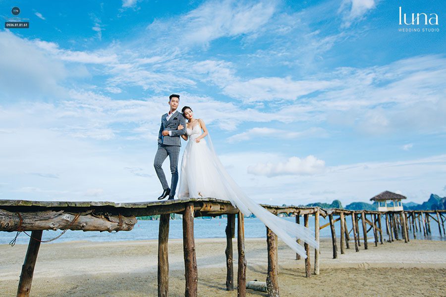 Tạo dáng chụp ảnh cưới bãi biển lãng mạn 
