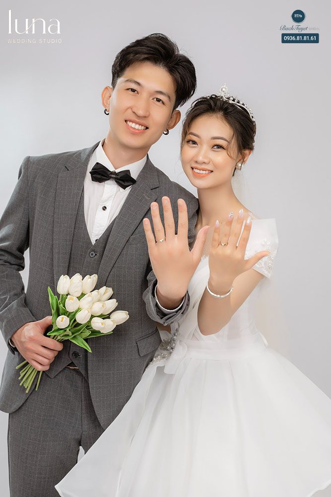 Chụp ảnh nhẫn cưới đã đeo trên tay