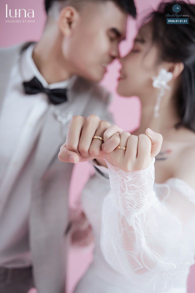 Chụp ảnh nhẫn cưới khi đan tay vào nhau