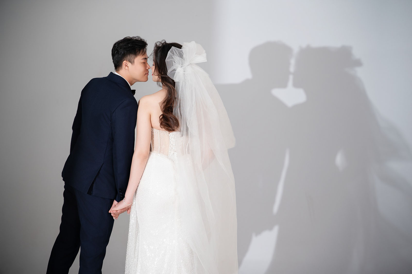 Chụp ảnh cưới phong cách đơn giản trong studio tại LUNA Wedding Studio có gì đặc biệt?