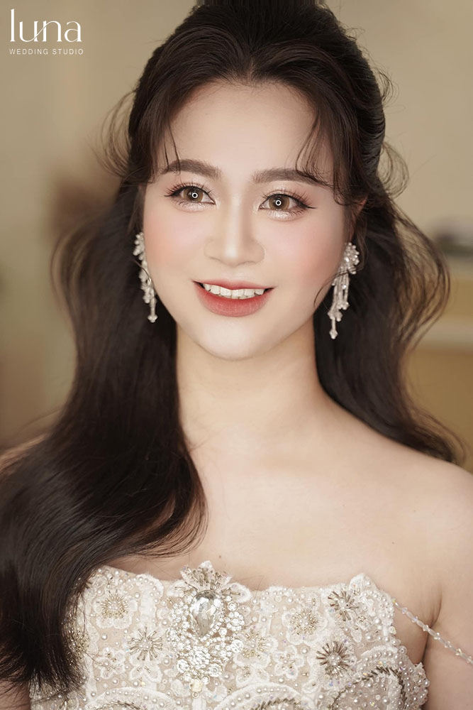 Trang điểm ngày cưới tránh makeup quá đậm hay quá nhạt